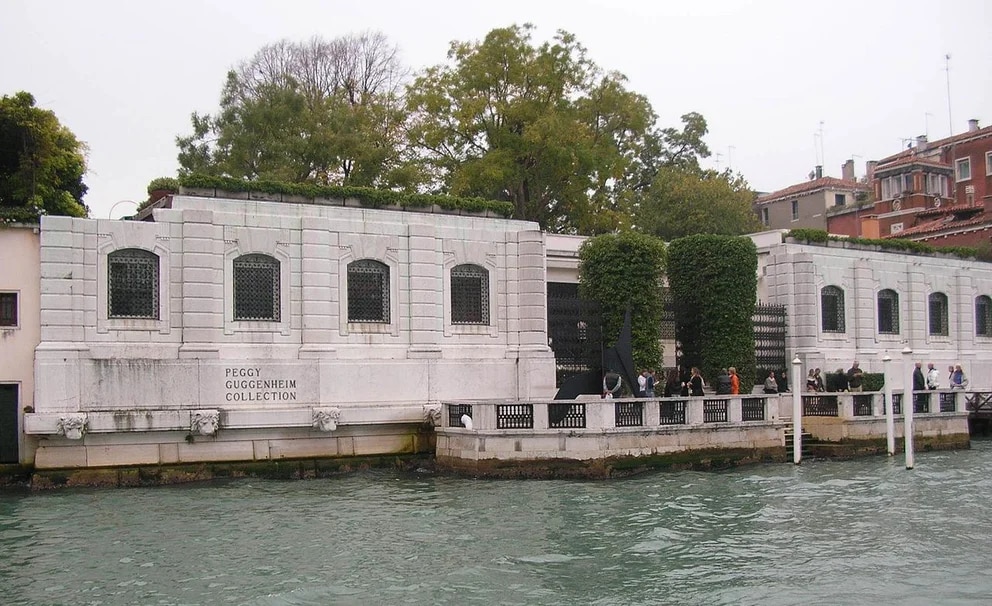 Il Museo Peggy Guggenheim di fianco al Gran Canal (Wikipedia)